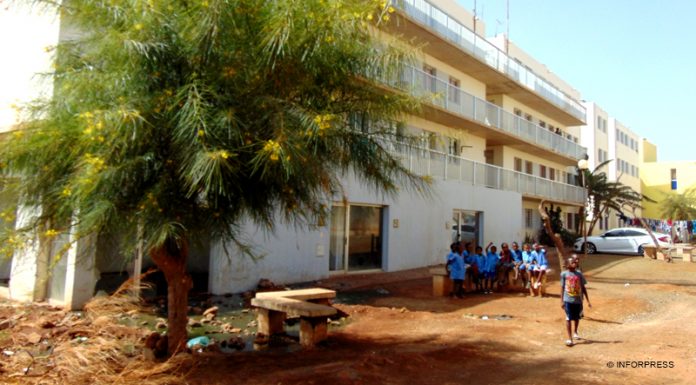 Praia. PAICV denuncia atentado à saúde pública e exige encerramento da escola de Achada Grande Trás