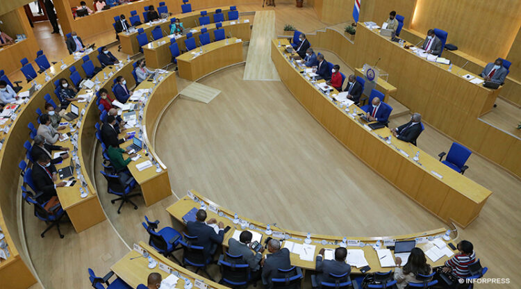 Parlamento: Taxas de direitos de importação e de impostos sobre combustíveis aprovadas por unanimidade