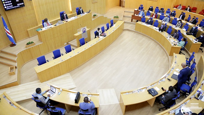 Parlamento. Oposição e Governo trocam acusações sobre penetração de renováveis em Cabo Verde