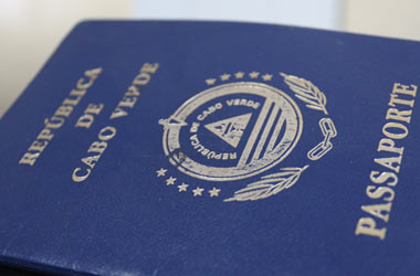 De onde é o passaporte mais forte do mundo? Veja em que lugar Cabo Verde está