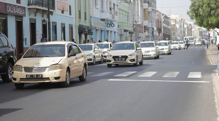 Taxistas da Cidade da Praia defendem aumento do valor mínimo das corridas para 150 escudos