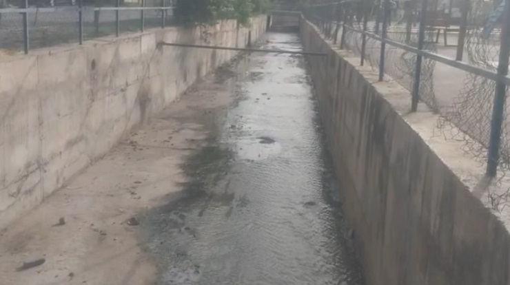 Câmara da Praia acusa AdS de inundar ruas com “rio de esgotos”